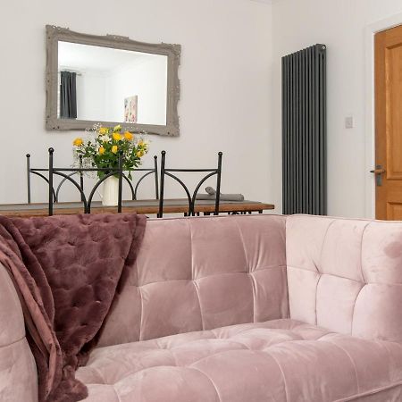 Pass The Keys Stylish 2 Bed Central Bath Apartment With Parking 외부 사진