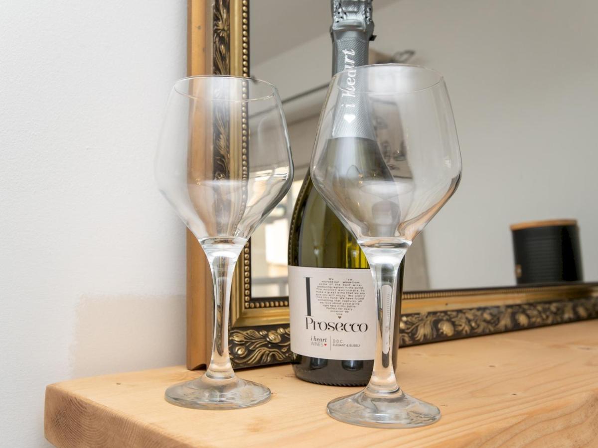 Pass The Keys Stylish 2 Bed Central Bath Apartment With Parking 외부 사진